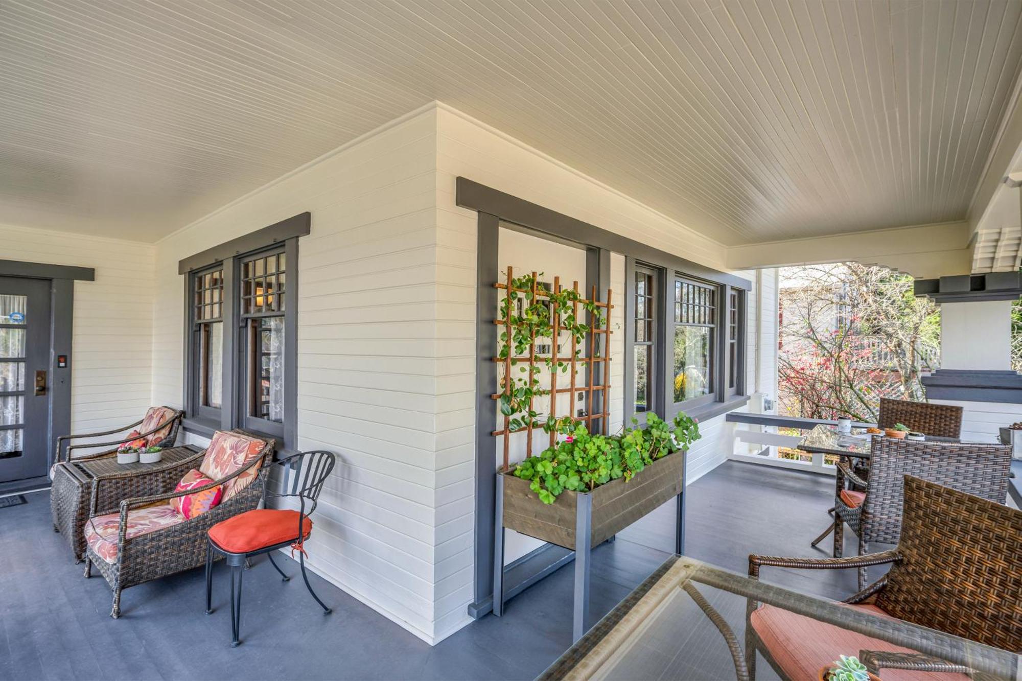 Bed & Breakfast Craftsman